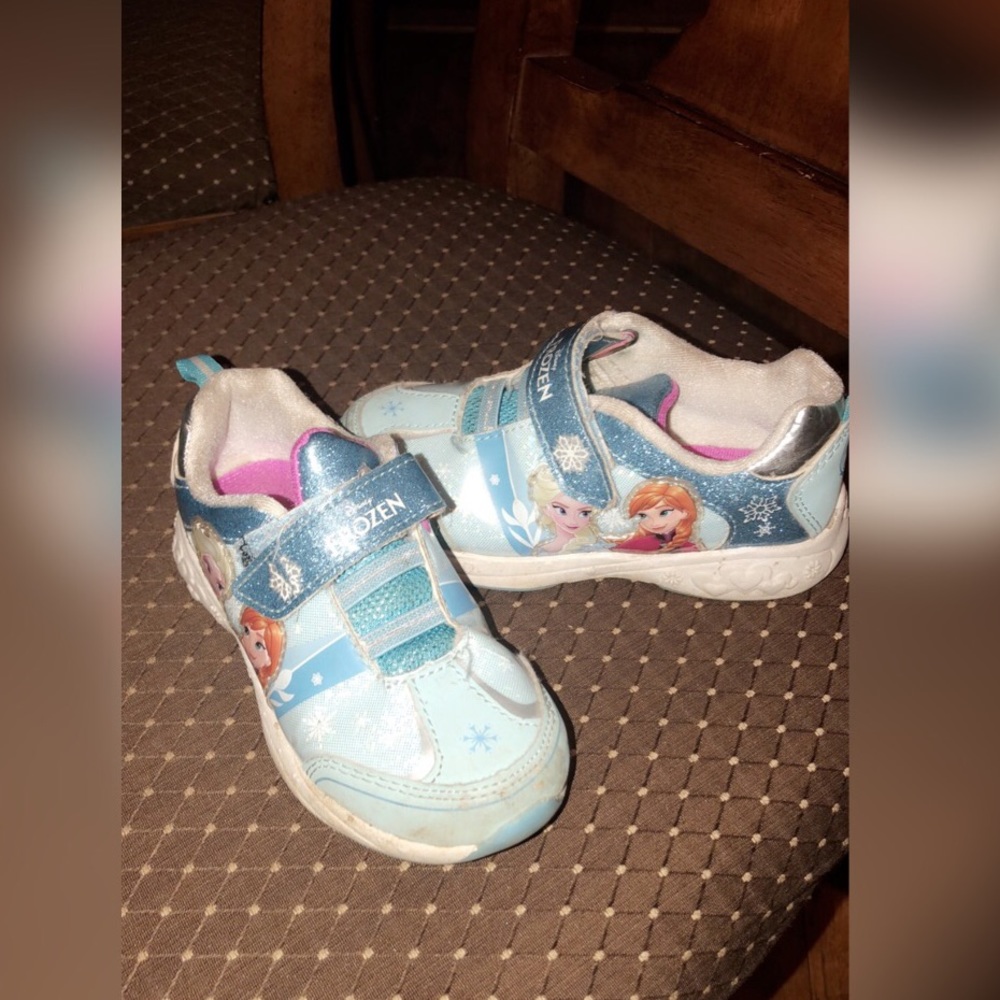 Toddler size 10. Worn by a toddler/ play